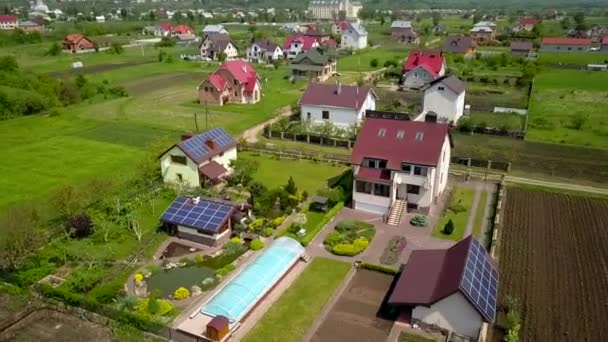 Vista Aérea Uma Casa Área Residencial Com Painéis Solares Telhado — Vídeo de Stock