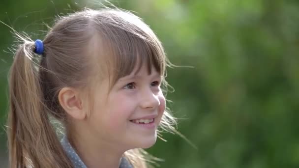 Gros plan portrait d'une jolie petite fille souriante.