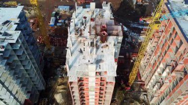 Yeni konut inşaatı ve kule vinçleri.