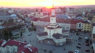 Ukrayna 'nın İvano Frankivsk şehrinin hava günbatımı manzarası. Avrupa 'nın eski tarihi binaları.