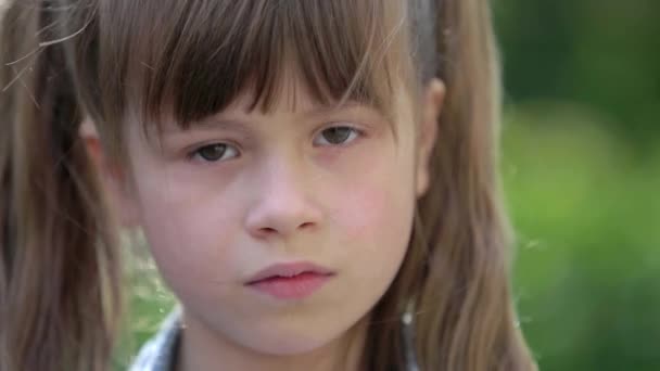 Närbild Porträtt Barn Flicka Tittar Kameran — Stockvideo