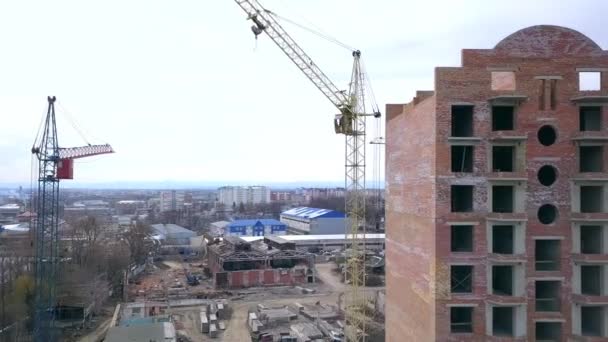 Baustelle Für Neues Wohnhaus Und Turmdrehkräne — Stockvideo