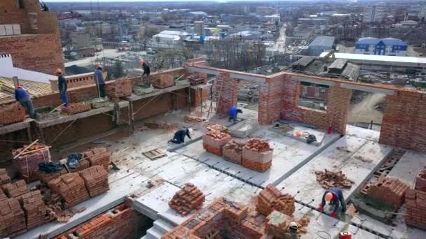 Trabajadores Construcción Que Trabajan Sitio Construcción Nuevo Edificio Residencial — Vídeos de Stock