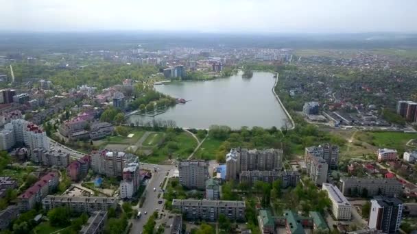 Flygfoto Över Stor Sjö Ivano Frankivsk Stad Ukraina — Stockvideo