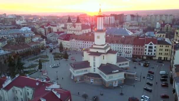 ウクライナのイヴァーノ フランキーフスク市の中心部の空中夕日の景色 ヨーロッパの町の古い歴史的建造物 — ストック動画