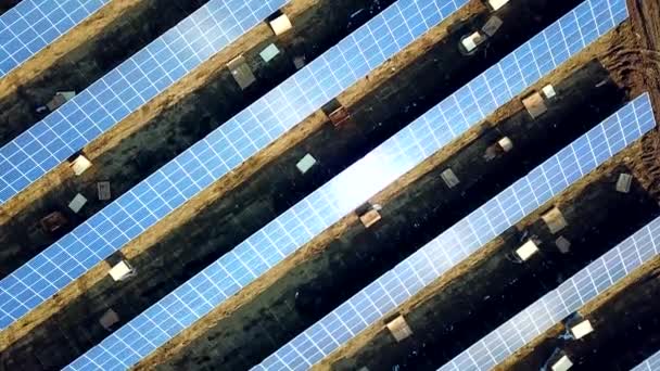 Ekolojik Elektrik Santralinde Güneş Panelleri Kurulumu — Stok video