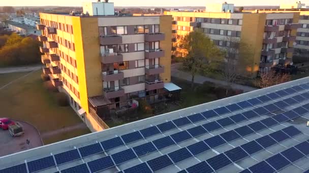 Konut Binasının Çatısındaki Güneş Enerjisi Panelleri Yeşil Ekolojik Elektrik Üretmek — Stok video