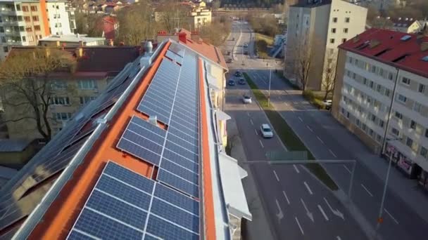 Panele Fotowoltaiczne Dachu Budynku Mieszkalnego Produkcji Ekologicznej Energii Elektrycznej — Wideo stockowe