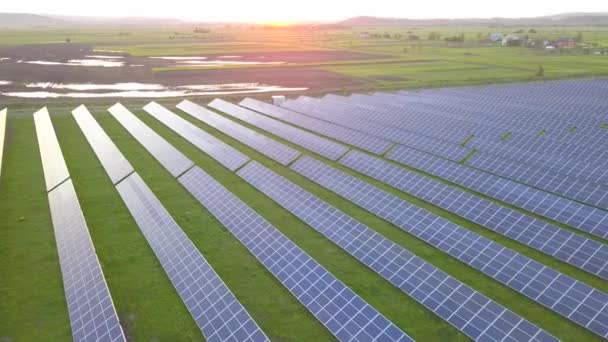 Luchtfoto Van Groen Veld Met Zonnepanelen Voor Duurzame Elektriciteitsproductie — Stockvideo