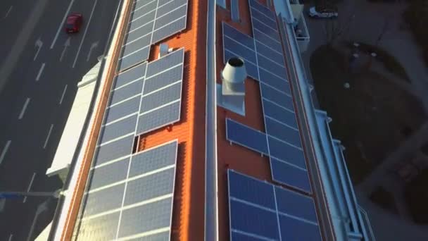 Pannelli Solari Sulla Parte Superiore Del Tetto Dell Edificio Residenziale — Video Stock
