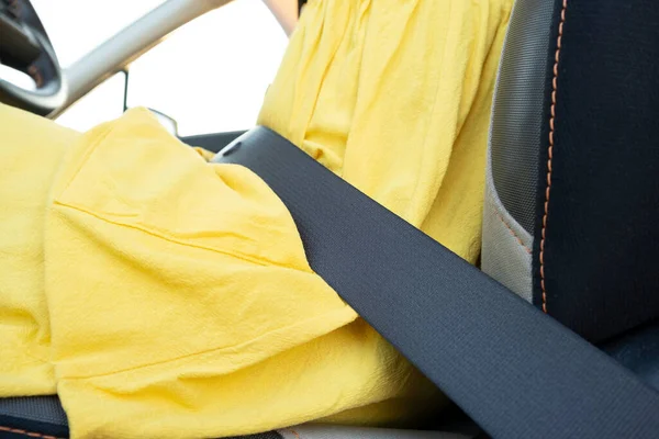 Close Mulher Motorista Vestido Verão Amarelo Usando Cinto Segurança Dirigindo — Fotografia de Stock