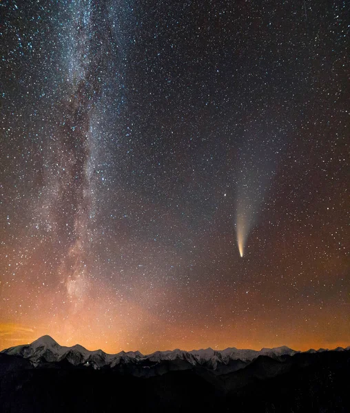 Paysage Nocturne Montagnes Couvertes Étoiles Ciel Voie Lactée Comète Neowise — Photo
