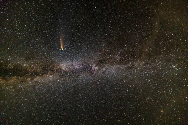 Nocny Krajobraz Drogi Mlecznej Gwiazdami Pokrytymi Niebem Kometą Neowise Jasnym — Zdjęcie stockowe