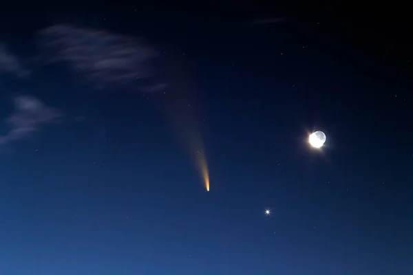 Ciel Bleu Nuit Avec Lune Brillante Comète Neowise Avec Queue — Photo