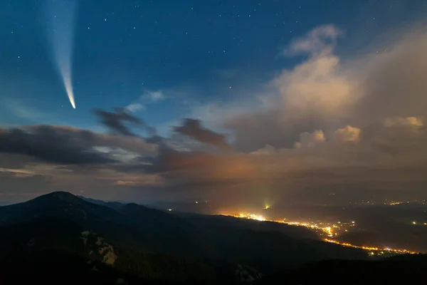 Nuit Été Montagne Avec Ciel Nuageux Bleu Foncé Étoilé Comète — Photo