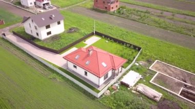 Etrafı çitlerle çevrili özel bir evin havadan görüntüsü..