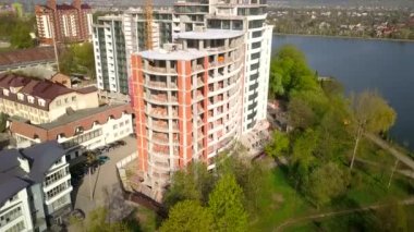 Yeni yerleşim yerinin şantiyesinde yüksek endüstri kulesi vinci.