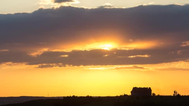 Время Захода Солнца Оранжевыми Розовыми Быстро Движущимися Облаками Желтыми Солнечными — стоковое видео