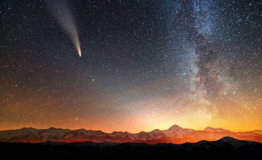 Yıldızlı, koyu mavi bulutlu gökyüzü ve açık kuyruklu C / 2020 F3 (NEOWISE) kuyruklu yıldızı ile gece sürreal görünümü.