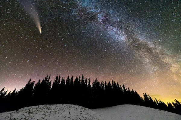 Vue Surréaliste Nuit Montagne Avec Ciel Nuageux Bleu Foncé Étoilé — Photo