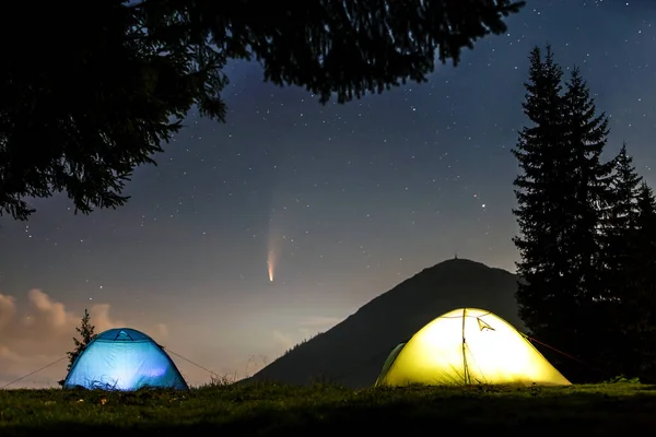 Dva Jasně Osvětlené Turistické Stany Lesní Mýtině Horách Hvězdnatou Oblohou — Stock fotografie