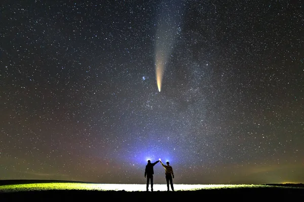과학자가 전등을 별빛을 2020 Neowise 혜성과 하늘을 비추는 실루엣 사진을 — 스톡 사진