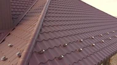 Metal kiremitlerle kaplı çatı yapısının havadan görünüşü.
