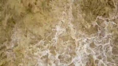 Şiddetli bahar yağmurları sırasında sel altında çamurlu suyla kirli nehrin havadan görünüşü.