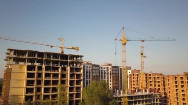 건축중인 아파트 건물을 공중에서 내려다본 — 비디오