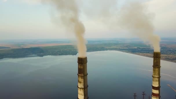 Zicht Vanuit Lucht Hoge Schoorsteenpijpen Met Grijze Rook Van Kolencentrales — Stockvideo