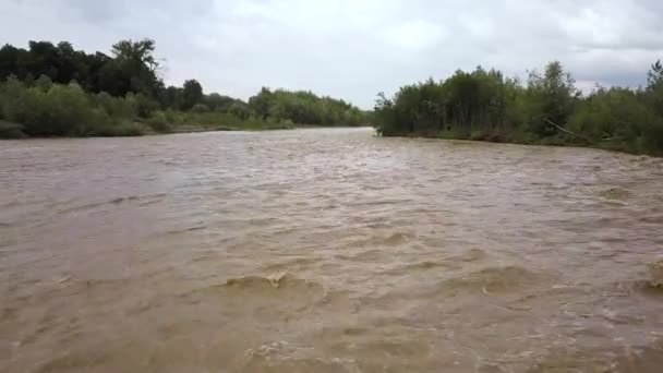 春の豪雨時の洪水期の広い汚れた川 — ストック動画