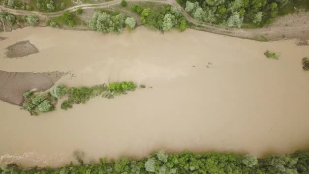 春雨中洪水泛滥期泥泞大河的空中景观 — 图库视频影像