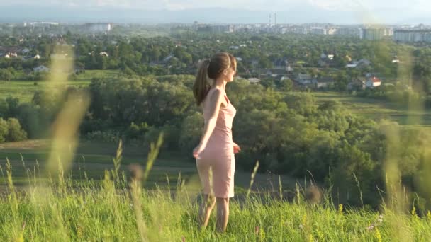 Yazlık Elbiseli Genç Bir Kadın Mutlu Bir Şekilde Dışarı Atlıyor — Stok video