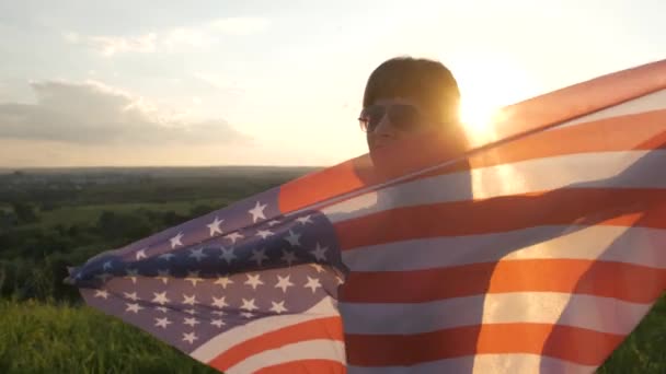 Jonge Vrouw Met Amerikaanse Vlag Die Bij Zonsondergang Buiten Loopt — Stockvideo