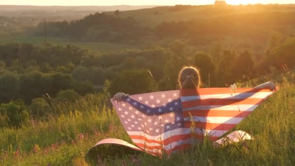 Gün Batımında Amerika Bayrağı Taşıyan Mutlu Bir Kadın Amerika Nın — Stok video