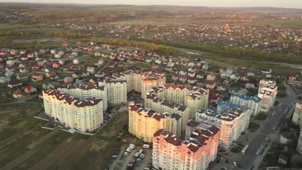 Vue Aérienne Des Immeubles Résidentiels Élevés Coucher Soleil Dans Ville — Video