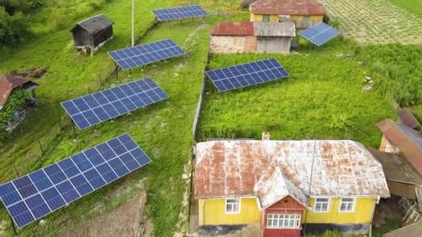 Zicht Vanuit Lucht Zonnepanelen Groene Landelijke Gebieden — Stockvideo