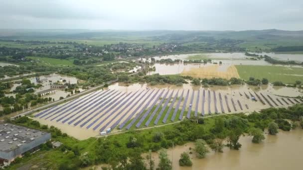 洪水泛滥的太阳能发电站的空中视图 — 图库视频影像