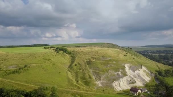 田園風景の空中ビュー 夏に新鮮な牧草地と緑の山の丘 — ストック動画