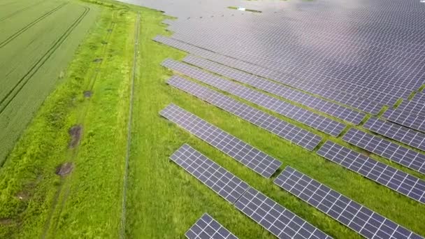 绿地上太阳能发电厂的空中景观 生产清洁生态能源的电板 — 图库视频影像