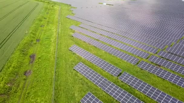 Letecký Pohled Solární Elektrárnu Zeleném Poli Elektrické Panely Pro Výrobu — Stock video