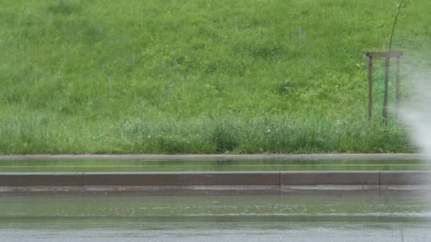Autók Gyorsan Elhagyja Permetezés Fröccsenés Elárasztott Úton Piszkos Esővíz — Stock videók