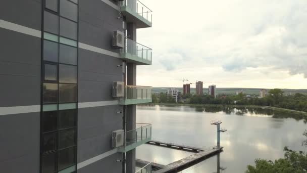 Şehir Gölü Yakınlarındaki Inşaat Halindeki Yüksek Apartman Binalarının Havadan Görüntüsü — Stok video