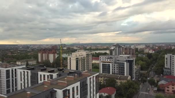 Luchtfoto Van Hoge Residentiële Flatgebouwen Aanbouw Een Stad Ontwikkeling Van — Stockvideo