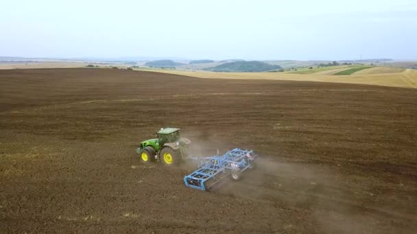 Съемки Воздуха Трактора Вспахивающего Чёрное Сельскохозяйственное Поле После Уборки Осенью — стоковое видео