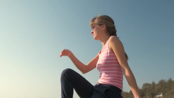 Joven Mujer Relajada Sentada Aire Libre Una Gran Piedra Disfrutando — Vídeos de Stock