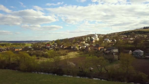 Flygfoto Över Landsbygden Med Små Hus Bland Gröna Träd Med — Stockvideo