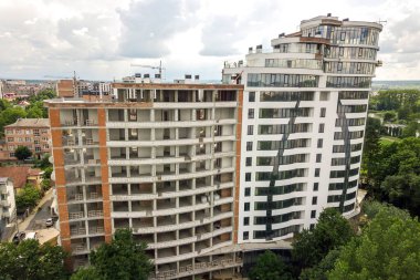 İnşaat halindeki yüksek apartman dairesinin havadan görüntüsü. Gayrimenkul geliştirme.