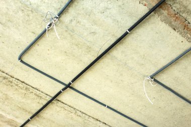 Tavana ve duvara inşa halindeki bir odanın elektrik kabloları yerleştirildi..