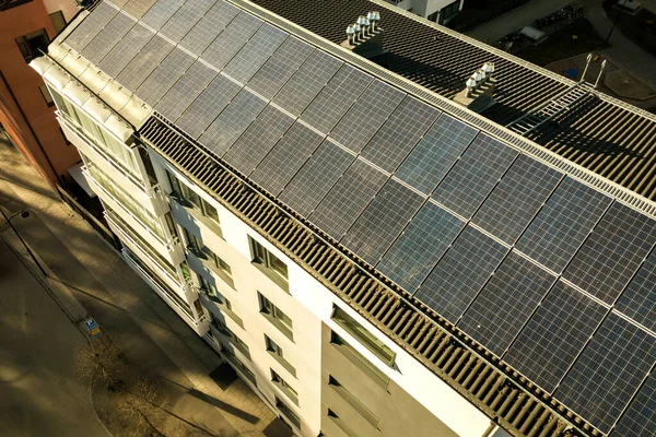 Widok Powietrza Słonecznych Paneli Fotowoltaicznych Dachu Budynku Mieszkalnego Produkcji Czystej — Zdjęcie stockowe